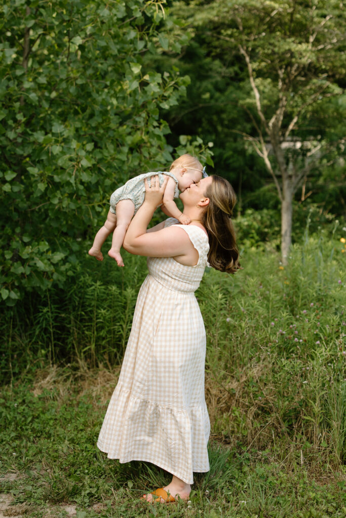 Mom kissing little girl during Indianapolis Milestone Photography session