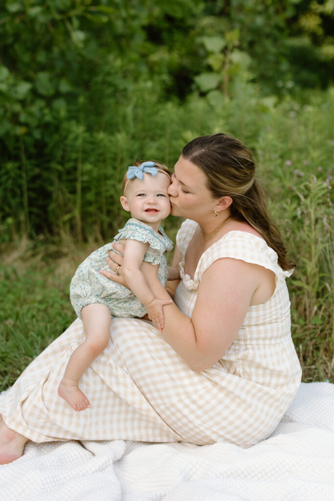 Mom kissing little girl during Indianapolis Milestone Photography session